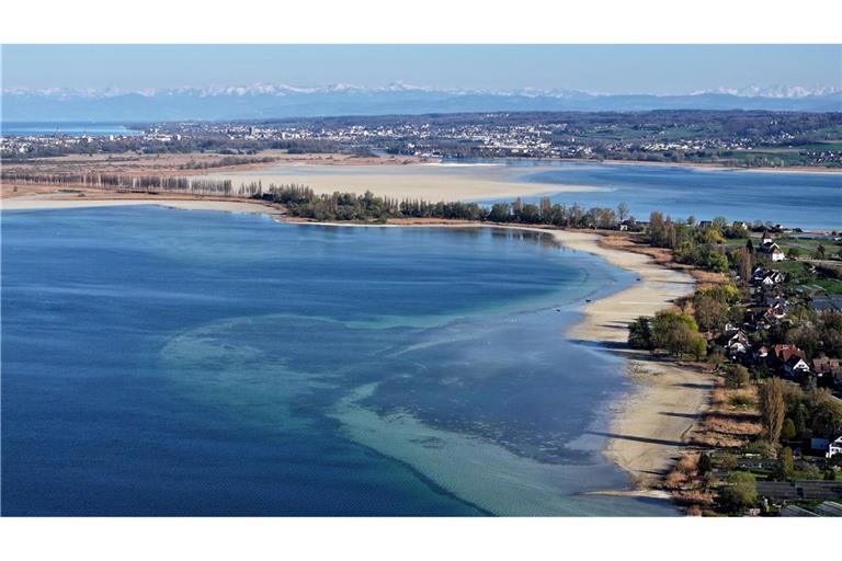 Der Wasserstand des Bodensees ist auf einem niedrigen Stand - rund um die Insel Reichenau wird das deutlich, hier beim Wollmatinger Ried (Aufnahme mit Drohne vom 7.4.).