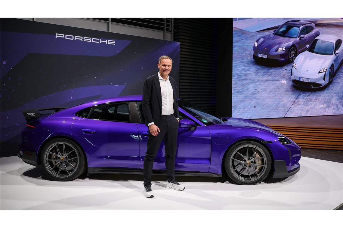 Warum Porsche rund 1.900 Stellen streichen will Der Wechsel zur E-Mobilität - im Bild der vollelektrische Taycan - läuft nicht rund. Deshalb setzt Porsche-Chef Oliver Blume auch wieder auf Verbrenner. (Archivbild)