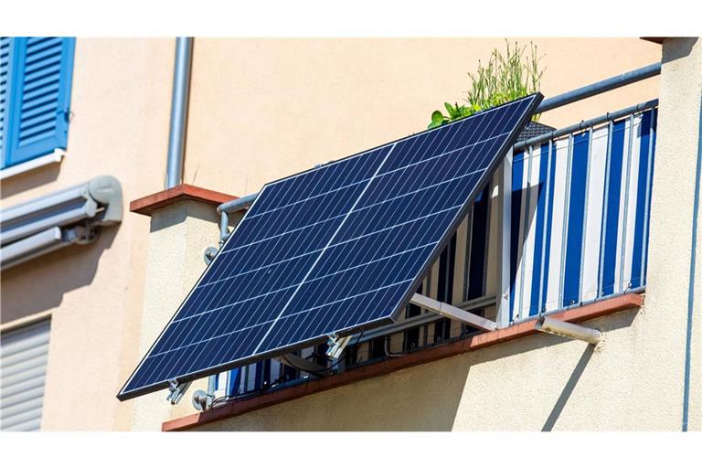 Der Wechselrichter eines Balkonkraftwerks darf maximal 800 Watt ins Hausnetz einspeisen.