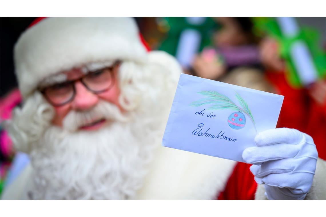 Schlussspurt für die Weihnachtspostämter Der Weihnachtsmann im brandenburgischen Himmelpfort muss in diesem Jahr wieder tausende Wunschzettel beantworten. (Archivbild)