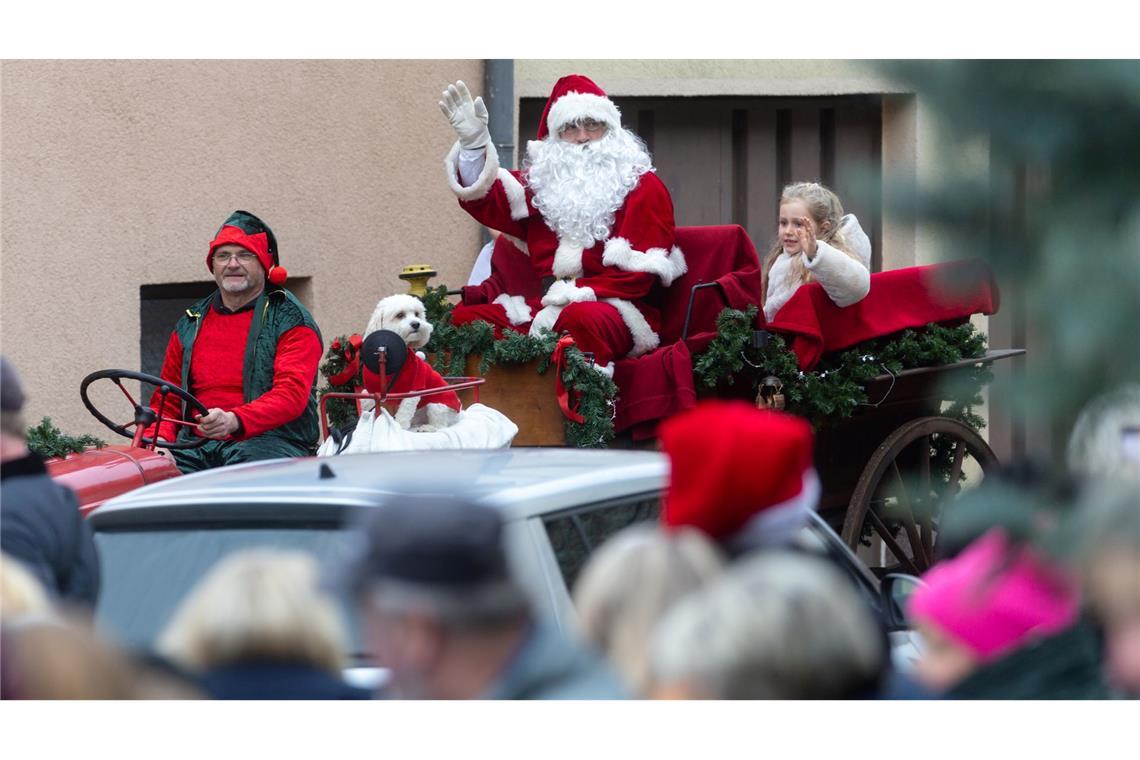 Der Weihnachtsmann kommt zum Tag der offenen Tür vor das Weihnachtspostamt Himmelsberg gefahren.