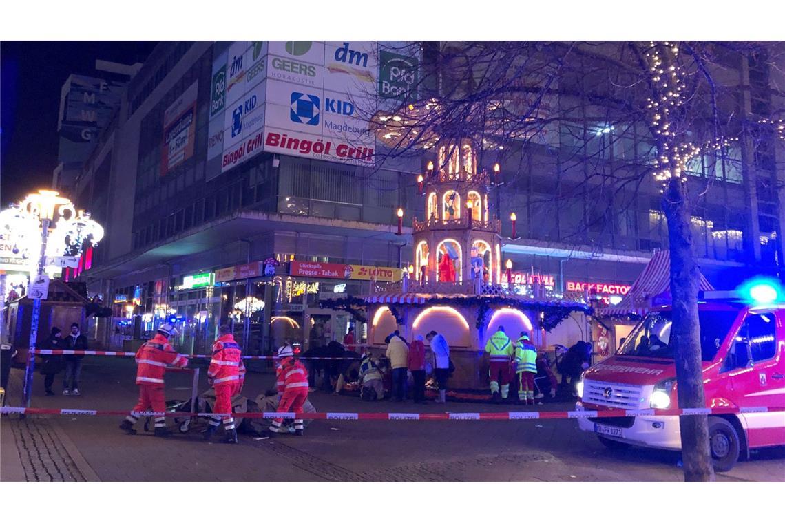 Auto fährt in Menschenmenge – Behörden gehen von Anschlag aus „Der Weihnachtsmarkt in der Innenstadt ist geschlossen“, teilte die Polizei mit.