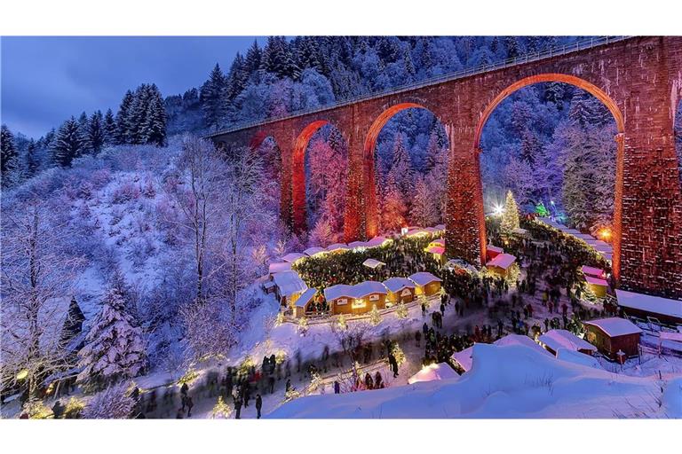 Der Weihnachtsmarkt in der Ravennaschlucht unter den beleuchteten Viaduktbögen der Höllentalbahn ist so beliebt, dass es bereits sechs Wochen vor dem Start keine Tickets mehr gibt.