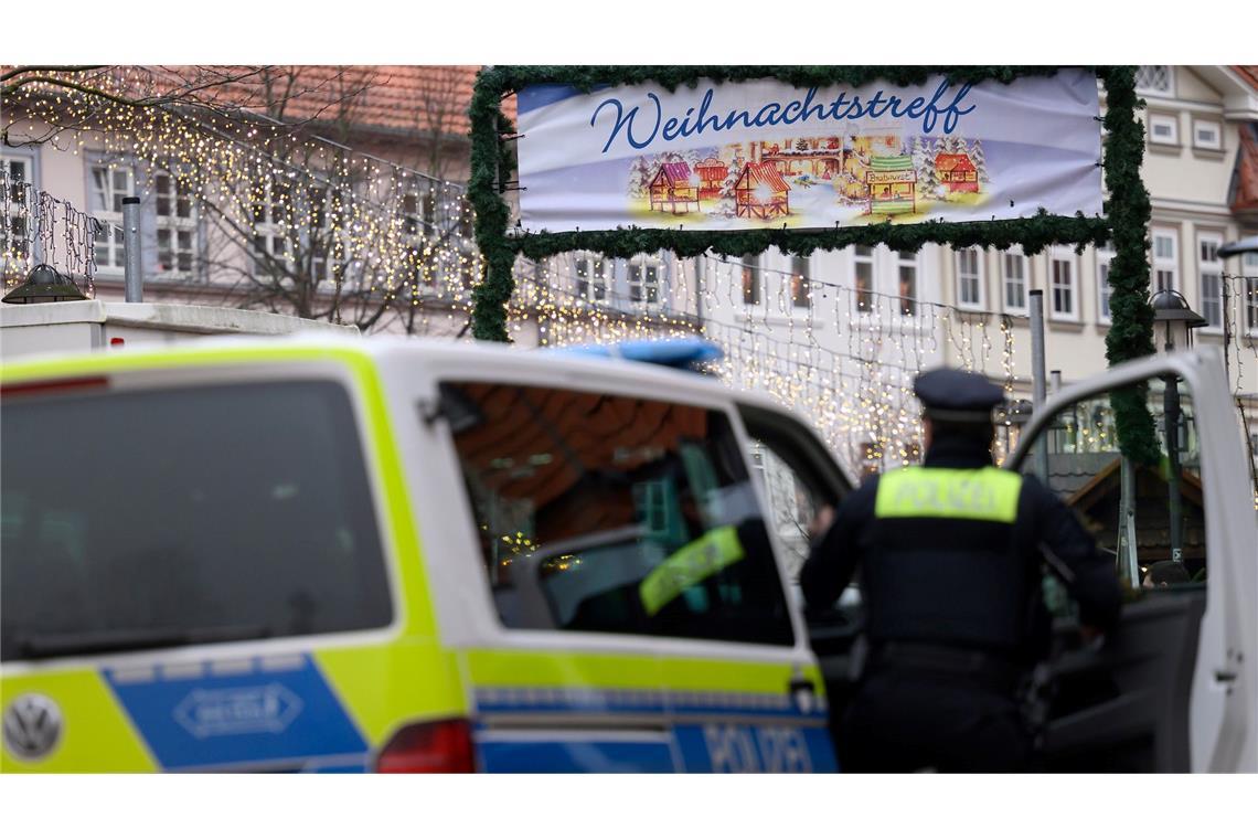 Weihnachtsmarkt nach Räumung wieder offen – Fahndung läuft