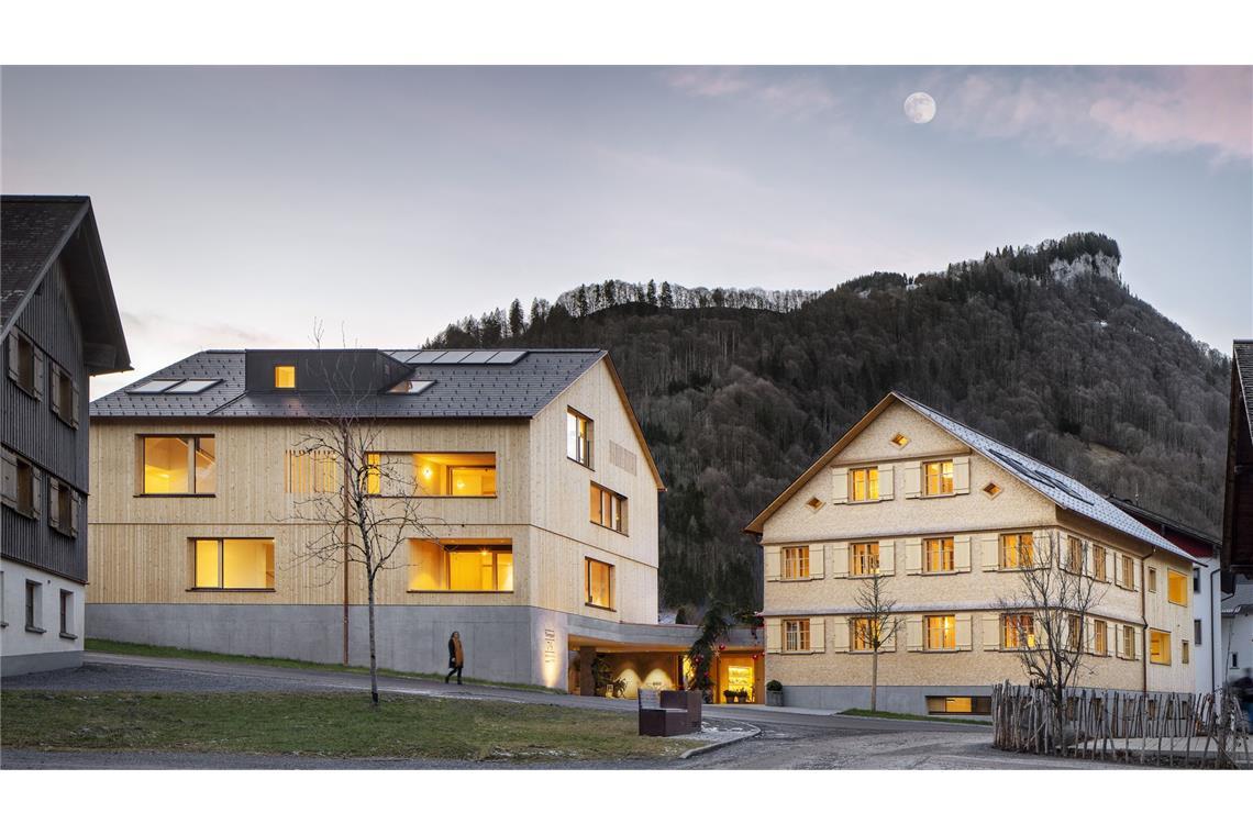 Wo coole Holzhäuser überall stehen Der Weiler Tempel gehört zu den attraktivsten Ensembles im Ortsbild von Mellau im Bregenzerwald. Die zwei Gebäude firmieren unter dem Namen Tempel 74 und beherbergen nun Ferienwohnungen und das Büro von Baumeister Jürgen Haller, der gebürtiger Mellauer ist und das Projekt mit dem Architekten Peter Plattner realisiert hat.