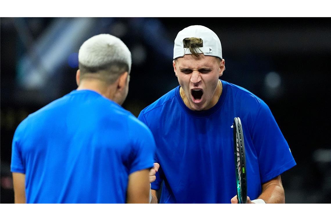 Der Weltranglistenerste Carlos Alcaraz aus Spanien (l) gewann beim Laver Cup im Doppel.