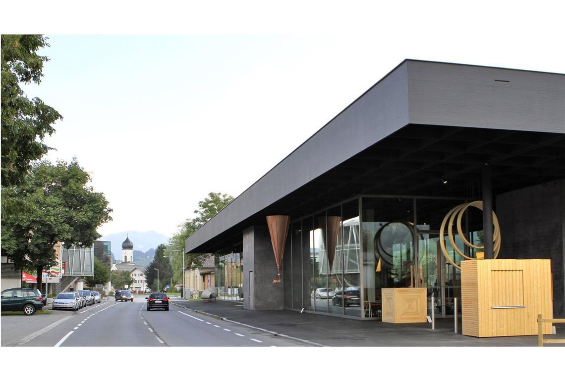Wo coole Holzhäuser überall stehen Der Werkraum Werkraum in Andelsbuch im Bregenzerwald, entworfen von Atelier Peter Zumthor & Partner, wird im Buch auch vorgestellt. Der Werkraum ist ein Zusammenschluss von über 90 Handwerksbetrieben im Bregenzerwald, die im Jahr 2013 das Haus auch gebaut haben. Es dient als Treffpunkt und Schaufenster für das Handwerk.