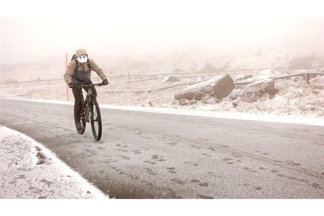Bilder des Tages Der Winter kommt: Ein Radfahrer ist auf dem Brocken unterwegs.