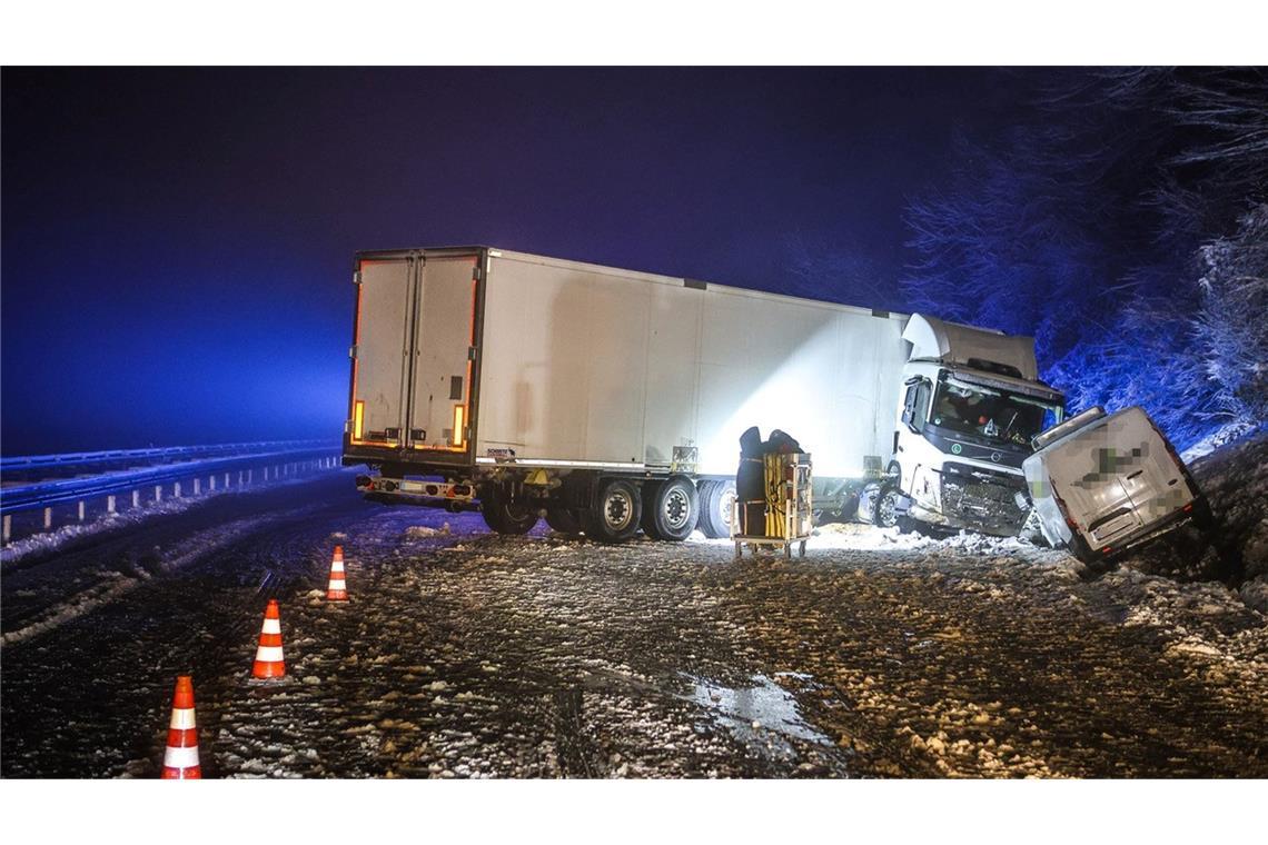 Bilder des Tages Der Winter kommt zurück: Ein Lkw steht quer auf der Autobahn A45. Schnee und Glätte haben für mehrere Unfälle mit Verletzten in Nordrhein-Westfalen gesorgt.