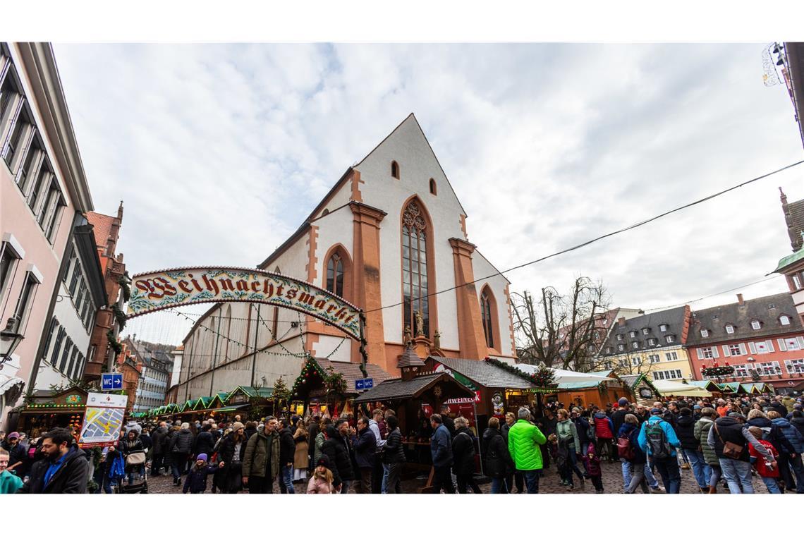 5 Tipps für einen Adventsausflug nach Freiburg Der Winter macht auf dem Freiburger Weihnachtsmarkt gerade Pause.