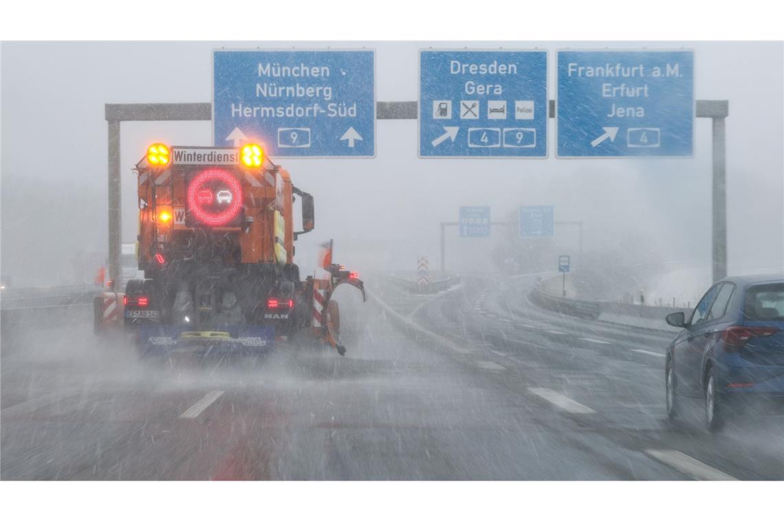 Bilder des Tages Der Winterdienst ist auf der A9 am Hermsdorfer Kreuv wieder unterwegs.
