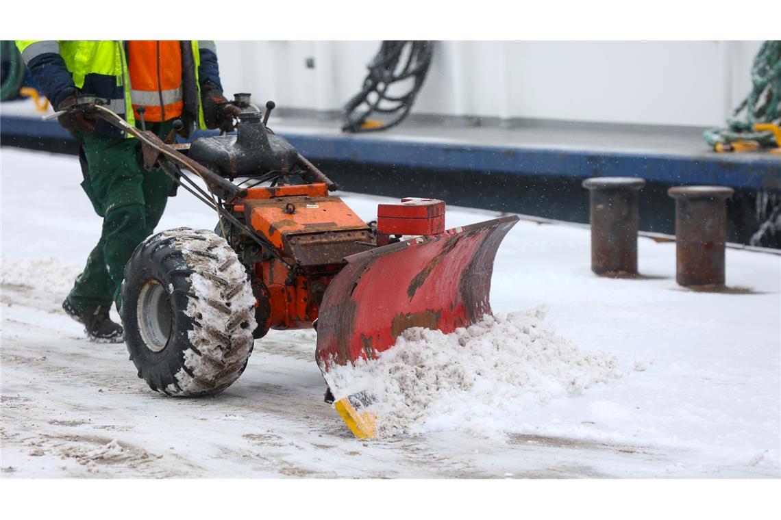 Der Winterdienst ist vielerorts im Einsatz, hier in Hamburg.