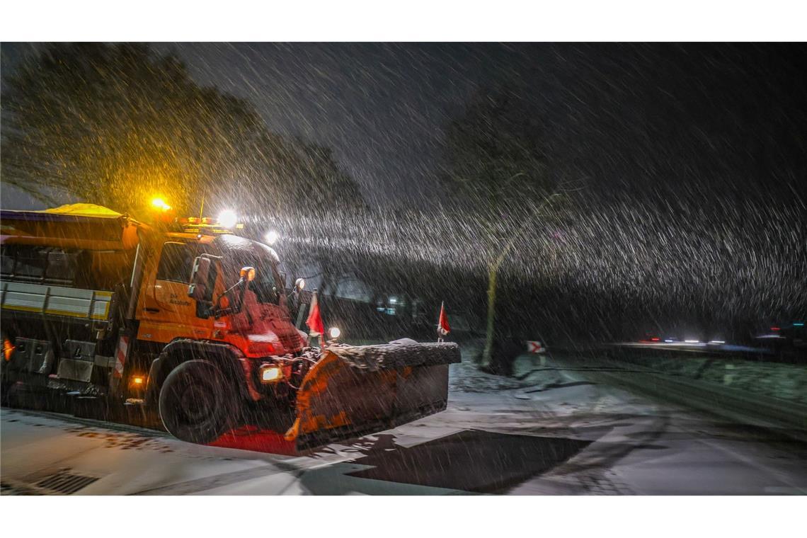 Glatter Morgen - Schnee und Eis bremsen Autos und Bahnen