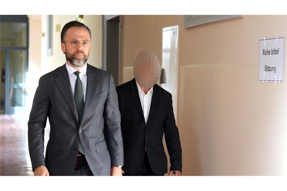 Der Zeuge David Barkay kam in Begleitung seines Anwalts.
