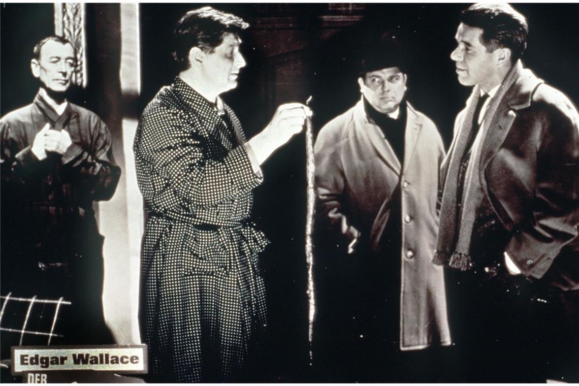Vor 65 Jahren: Der erste Edgar-Wallace-Film feiert Premiere in Stuttgart „Der Zinker“ (1963): Inspektor Elford (Heinz Drache, re.) ahnt, dass der „Zinker“ hinter einer mysteriösen Mordserie steckt, bei der die Opfer mit dem Gift einer Schwarzen Mamba getötet werden. Eine erste Spur führt ihn in eine Tiergroßhandlung, die der undurchsichtige Frank Sutton (Günter Pfitzmann, 2. v. li.) leitet. (