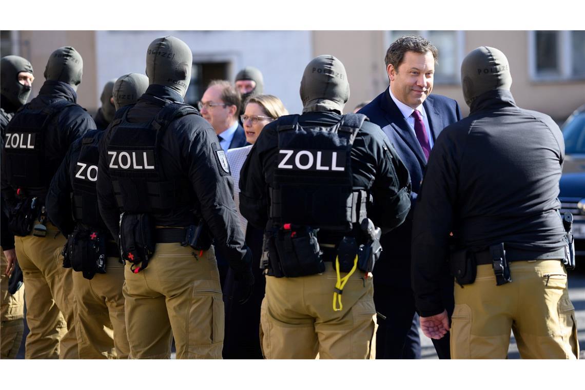 Der Zoll führte den Ministern und der Ministerin eine Festnahme vor.