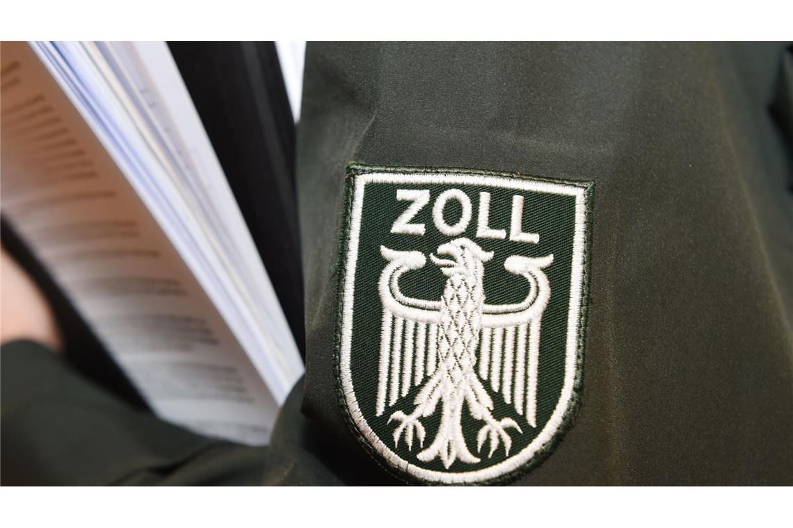 Der Zoll hat einen Mann mit knapp Hundert bei Kindern beliebten Spielfiguren gestoppt. (Symbolbild)