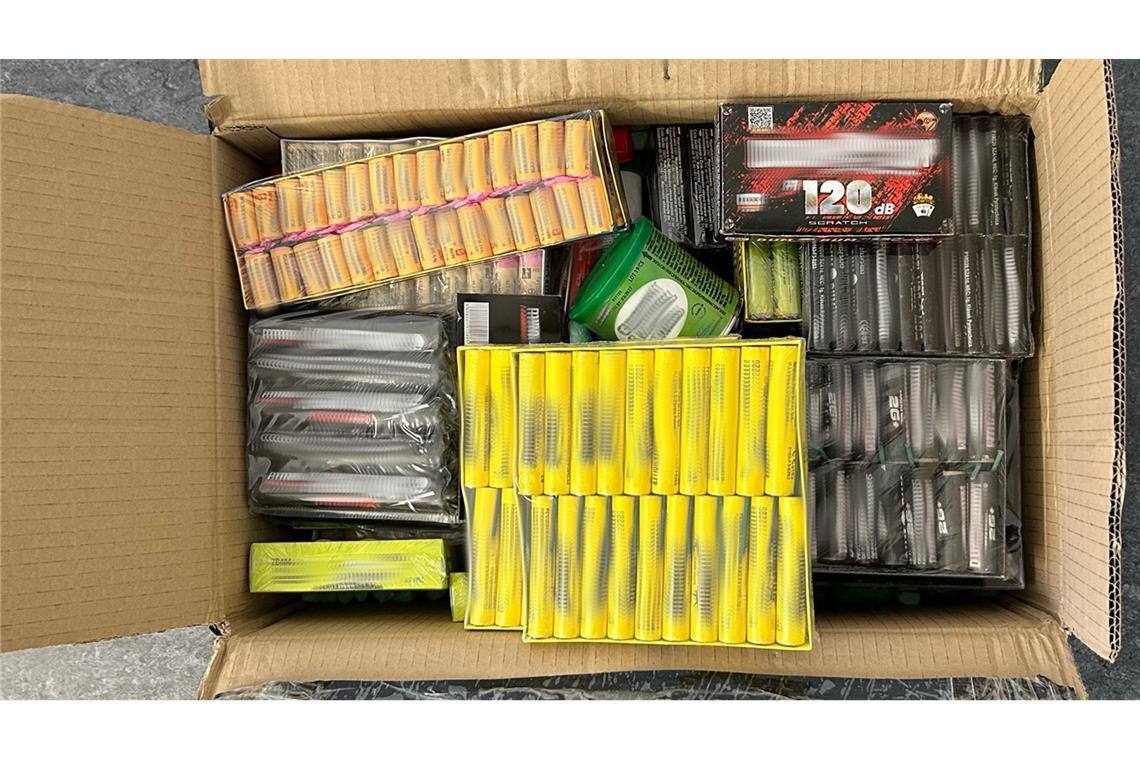 Mann lässt sich hunderte Gefahrgut-Böller per Post schicken Der Zoll stellte knapp 600 Feuerwerkskörper sicher.