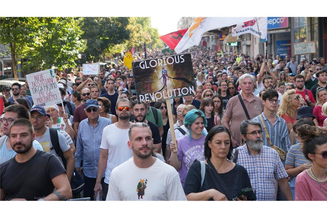 Proteste gegen Regierung und Polizeigewalt in Serbien Der Zorn der Protestierenden richtet sich insbesondere gegen das jüngste gewaltsame Einschreiten der Polizei im nordserbischen Novi Sad.