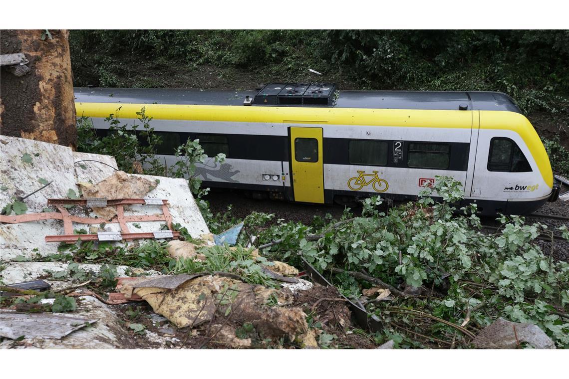 Feuerwehr: Rund 50 Verletzte bei Zugunglück
