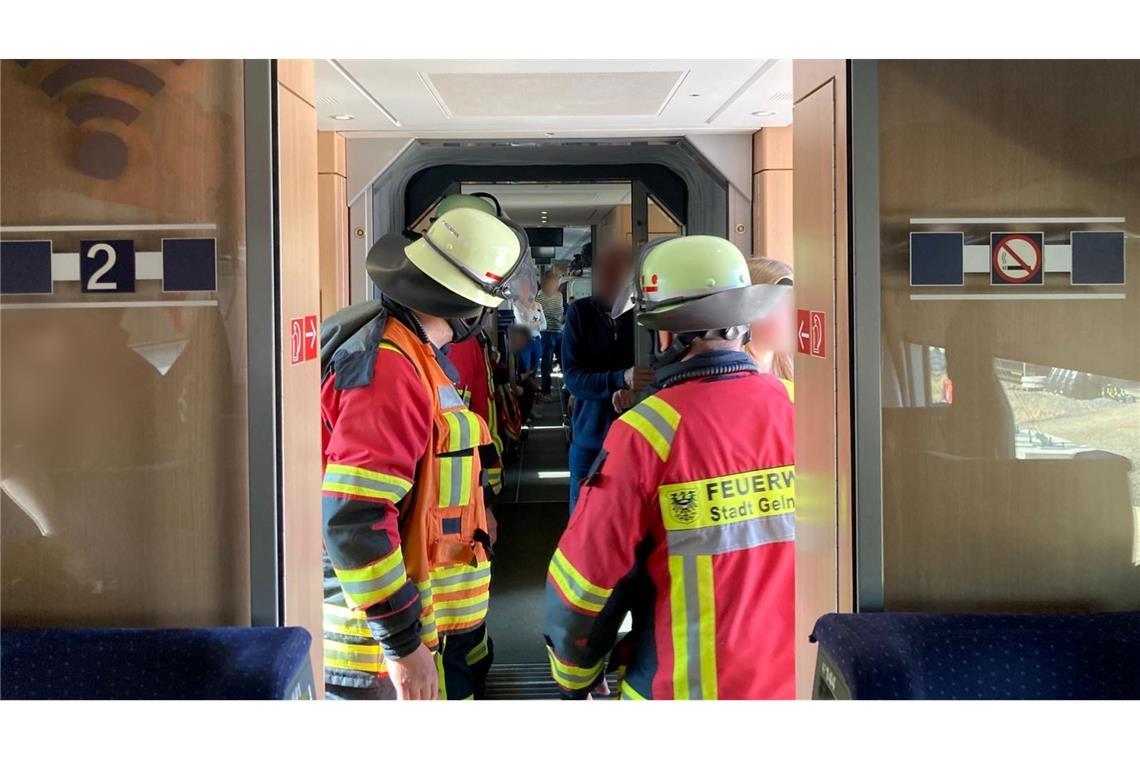 Der Zug steht, die Passagiere müssen ihn verlassen.