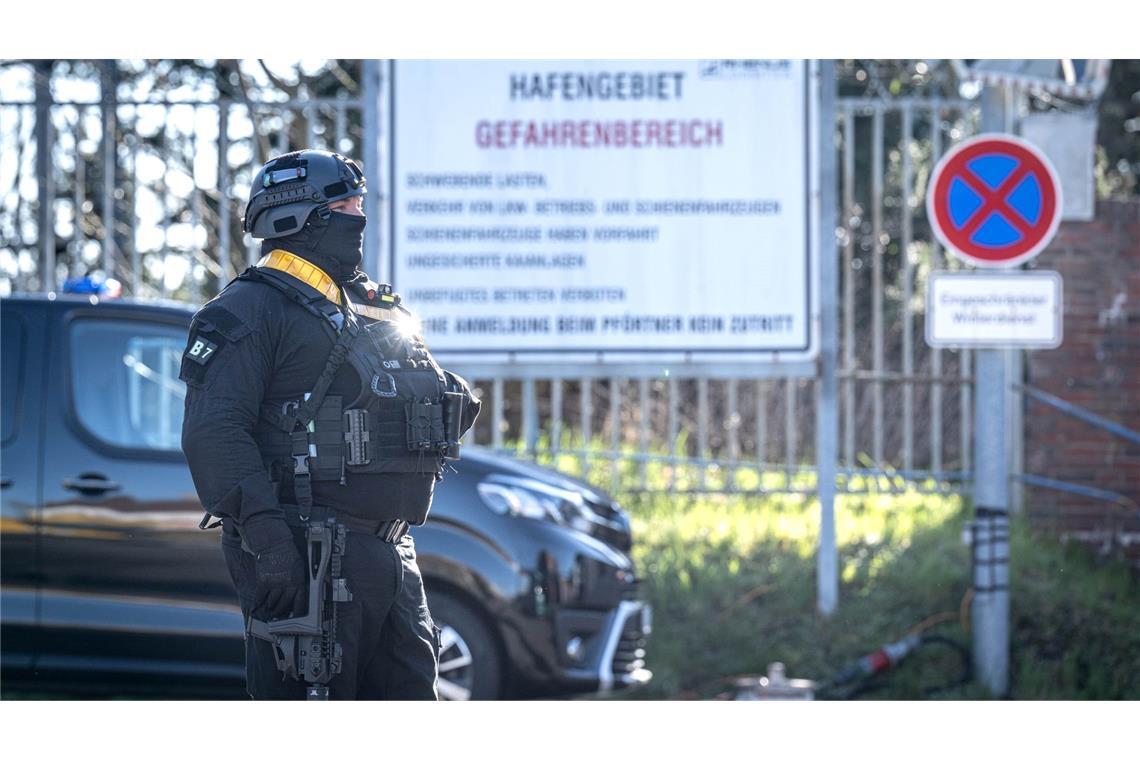 Castor-Transport soll nach Bayern rollen Der Zugang ist zum Hafen ist bewacht.