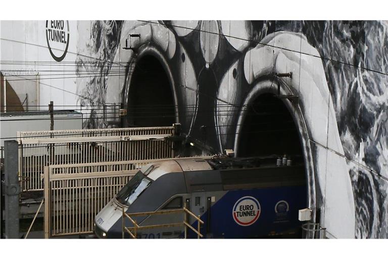Der Zugverkehr im Eurotunnel ist massiv gestört.