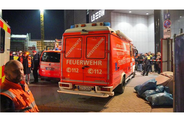 Der Zugverkehr in Stuttgarter ruht vorsichtshalber, der Bahnhof ist abgesperrt.