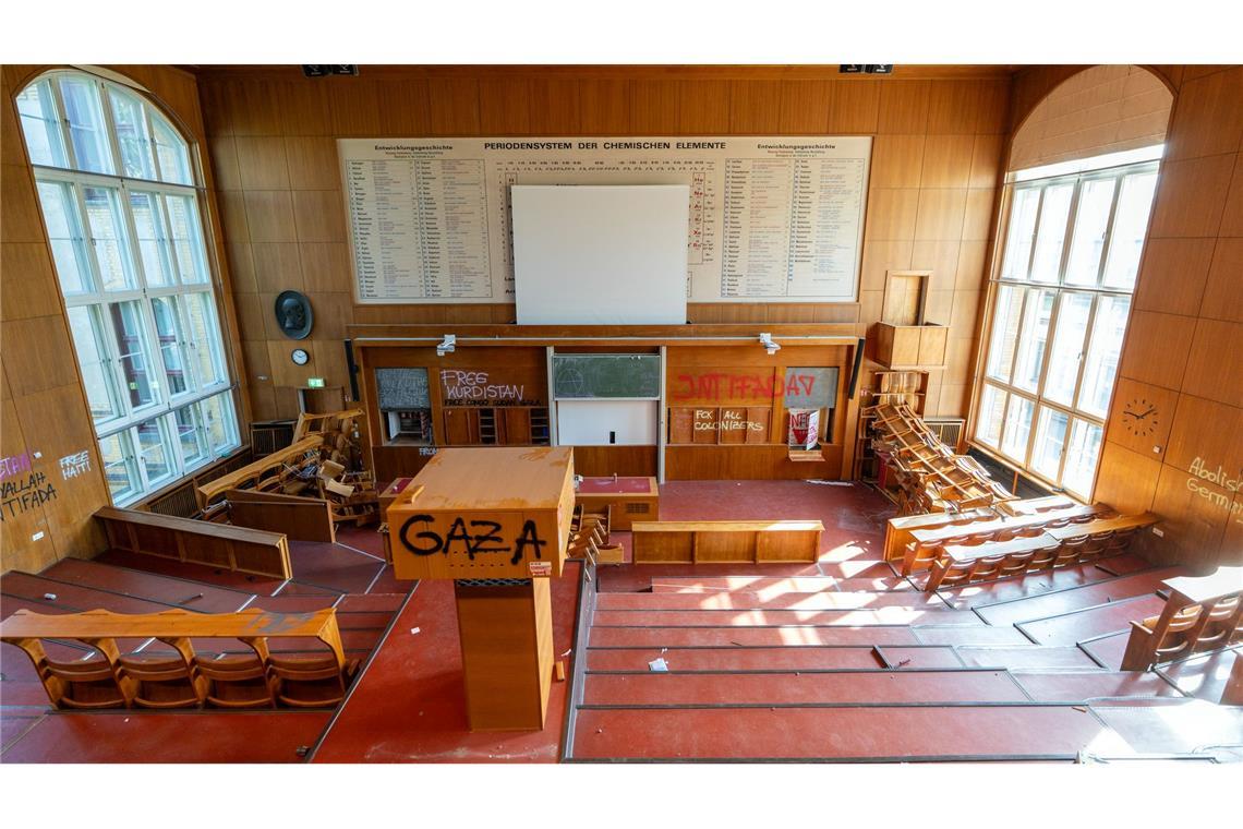 Hochschul-Präsidentin: Aktivisten ging es um Zerstörung Der zum Teil zerstörte Hörsaal kann mehrere Wochen lang nicht genutzt werden.