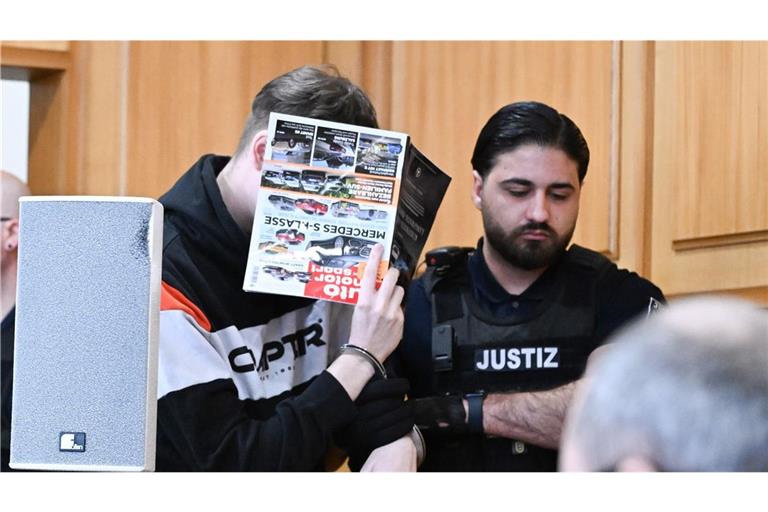 Der zur Tatzeit 18-jährige Angeklagte soll im September 2025 auf dem Parkplatz eines Supermarktes in Niedernhall mit seinem Auto einen 12-jährigen Jungen, der mit dem Fahrrad vorausfuhr, zielgerichtet angefahren haben.