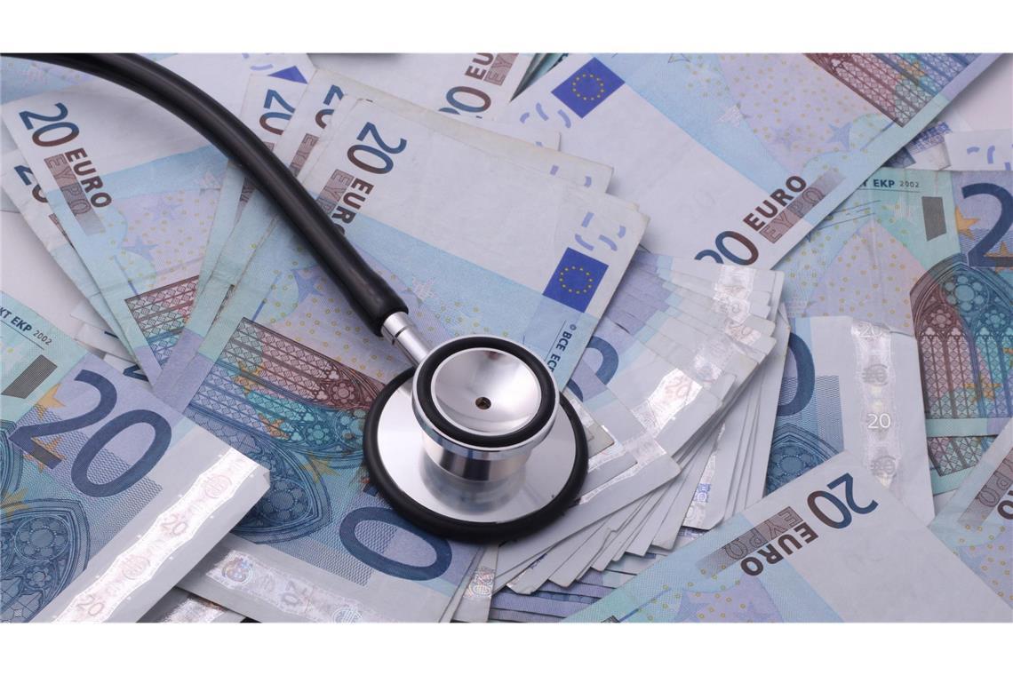 Wer zahlt den Zusatzbeitrag? Der Zusatzbeitrag der Krankenkassen steigt seit 2015 immer weiter.
