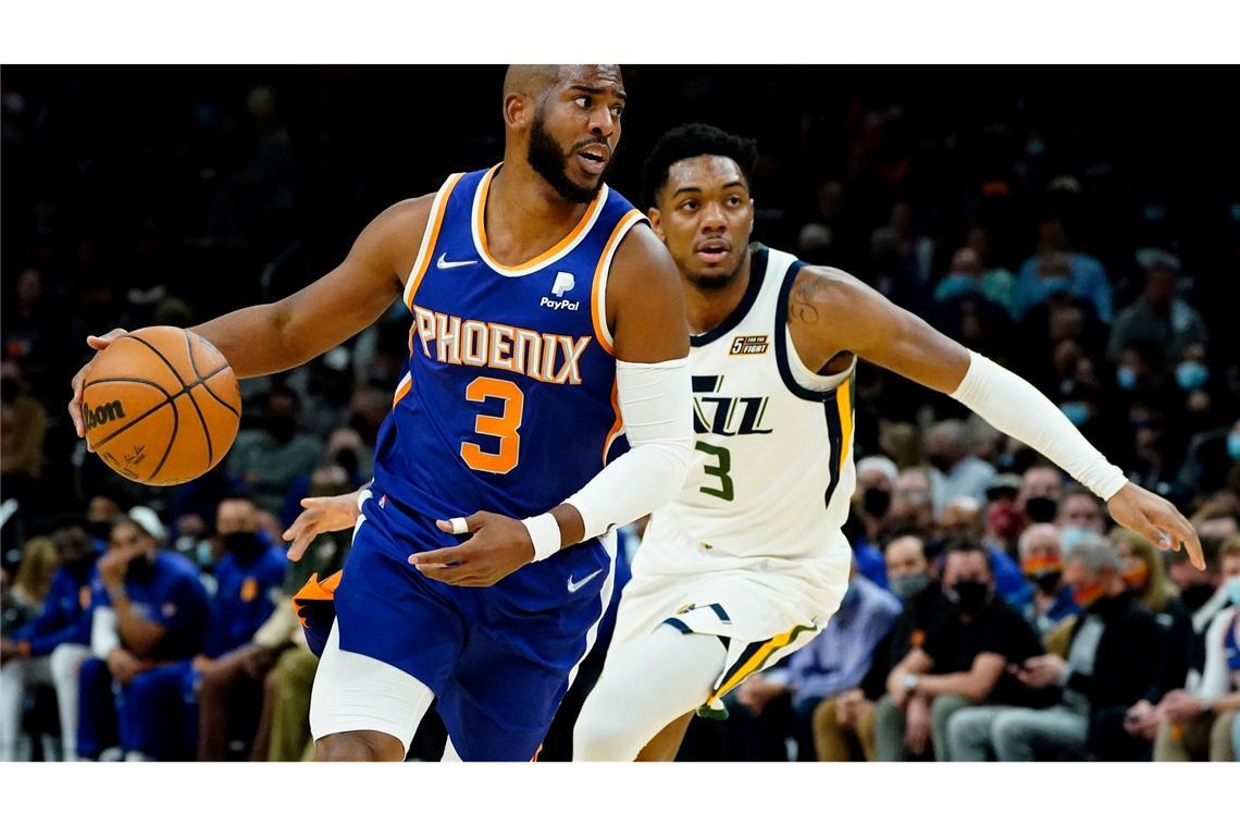 Der zweimalige Olympiasieger Chris Paul (l) - hier noch im Trikot der Phoenix Suns - beendet seine Karriere. (Archivbild)