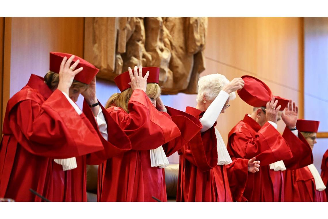 Kostet die Einheit heute noch Geld? Karlsruhe prüft Soli Der Zweite Senat des Bundesverfassungsgerichts nimmt den Soli unter die Lupe.