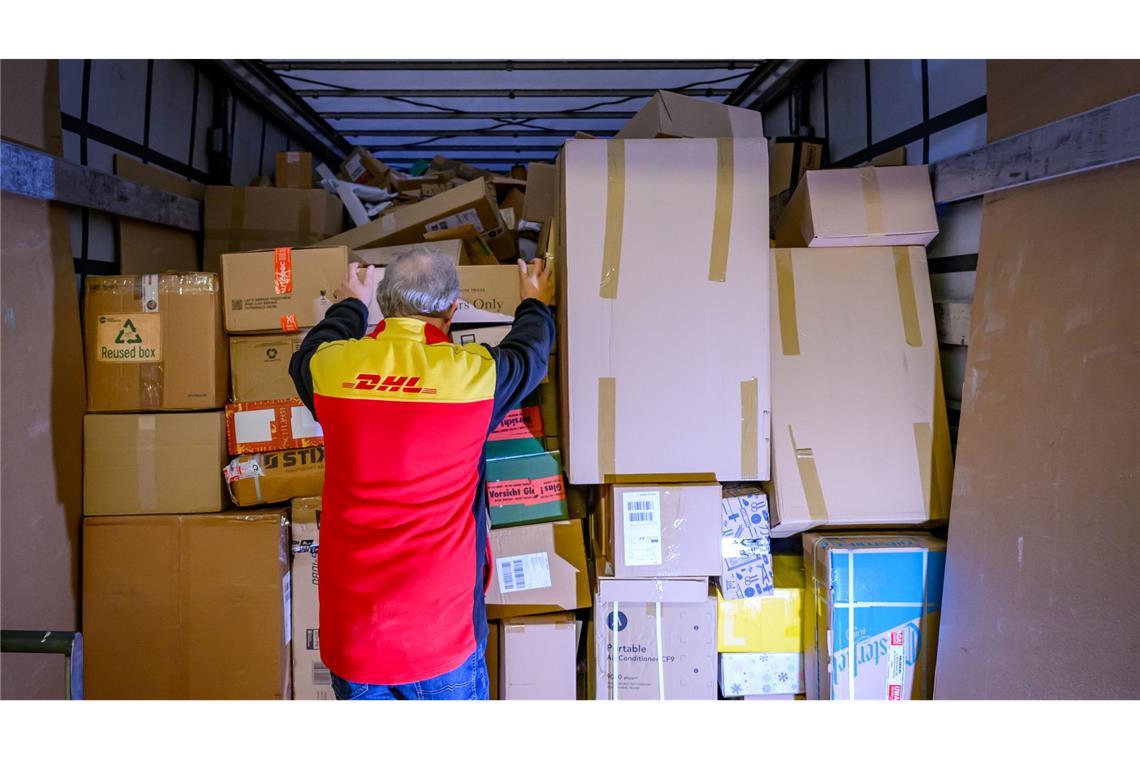 Post-Warnstreiks: Jede zwanzigste Sendung bleibt liegen Derzeit dürften sich die Pakete in so gut wie allen Paketzentren des Logistikers DHL stauen, da es Warnstreiks gibt.