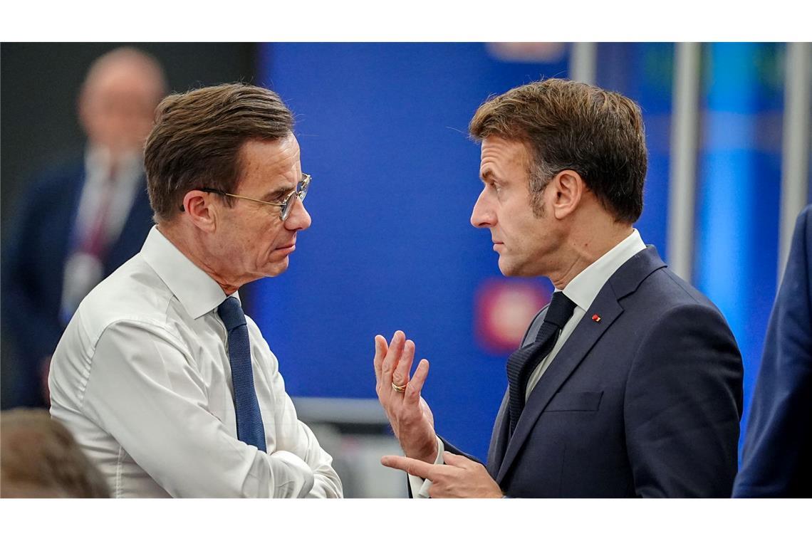 Wird Scholz jetzt zur "lahmen Ente" Europas? Derzeit mächtiger als Scholz? Frankreichs Präsident Emmanuel Macron, hier beim Gipfel im Gespräch mit Schwedens Regierungschef Ulf Kristersson.