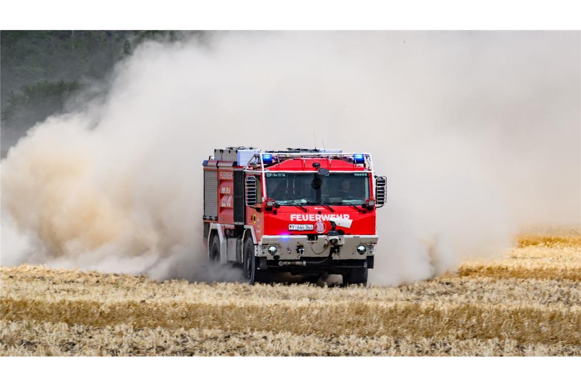 Derzeit versucht die Feuerwehr, ein Übergreifen der Flammen auf einen alten Sprengplatz bei Jacobsthal zu verhindern.