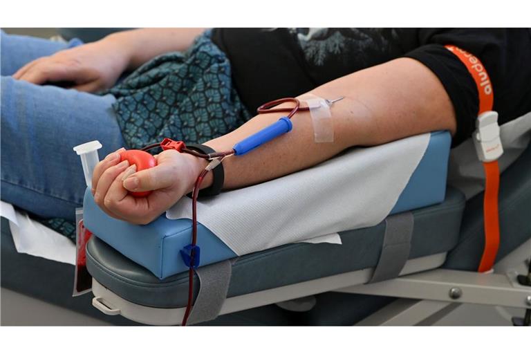 Derzeit werden die Blutkonserven knapp. Grünen-Politiker Janosch Dahmen fordert daher flexiblere Modelle für das Spenden - etwa mit Hilfe von Telemedizin.