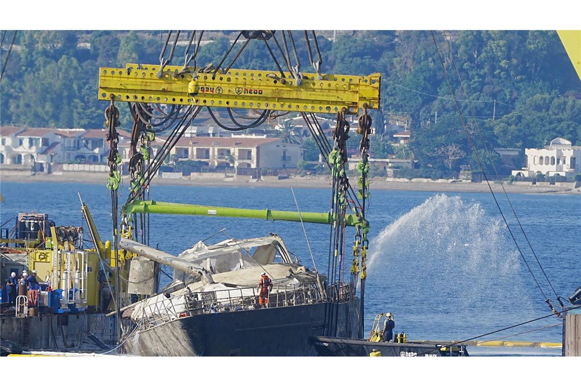 Luxusjacht "Bayesian" aus dem Meer geborgen Derzeit wird das Wrack leergepumpt und stabilisiert, bevor es für weitere Untersuchungen in den Hafen von Termini Imerese geschleppt werden soll.