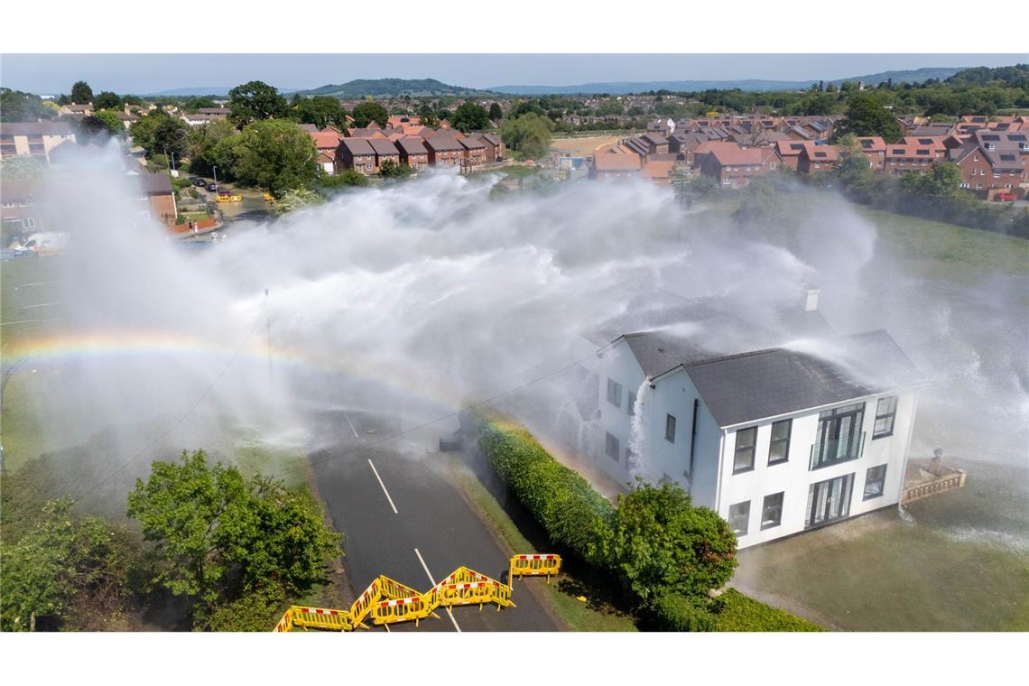 Bilder des Tages Des einen Freud … Wasserrohrbruch in Großbritannien.