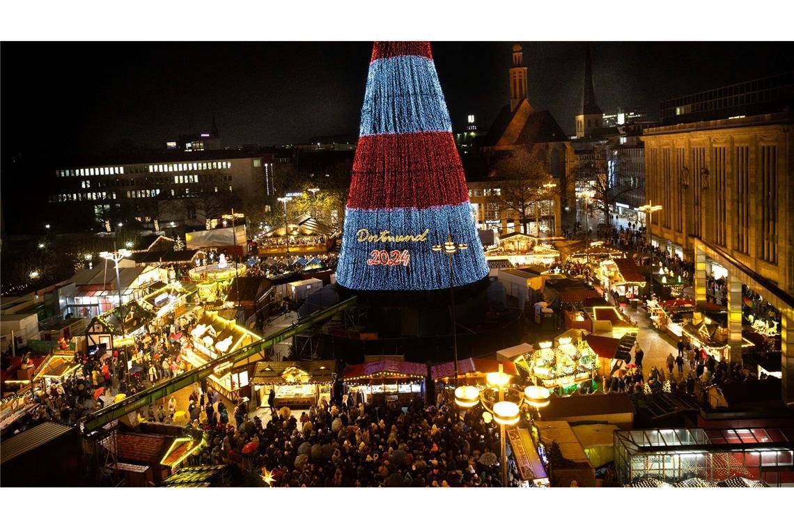 Bilder des Tages Des riesigen Weihnachtsbaums auf dem Weihnachtsmarkt in Dortmund wird eingeschaltet.