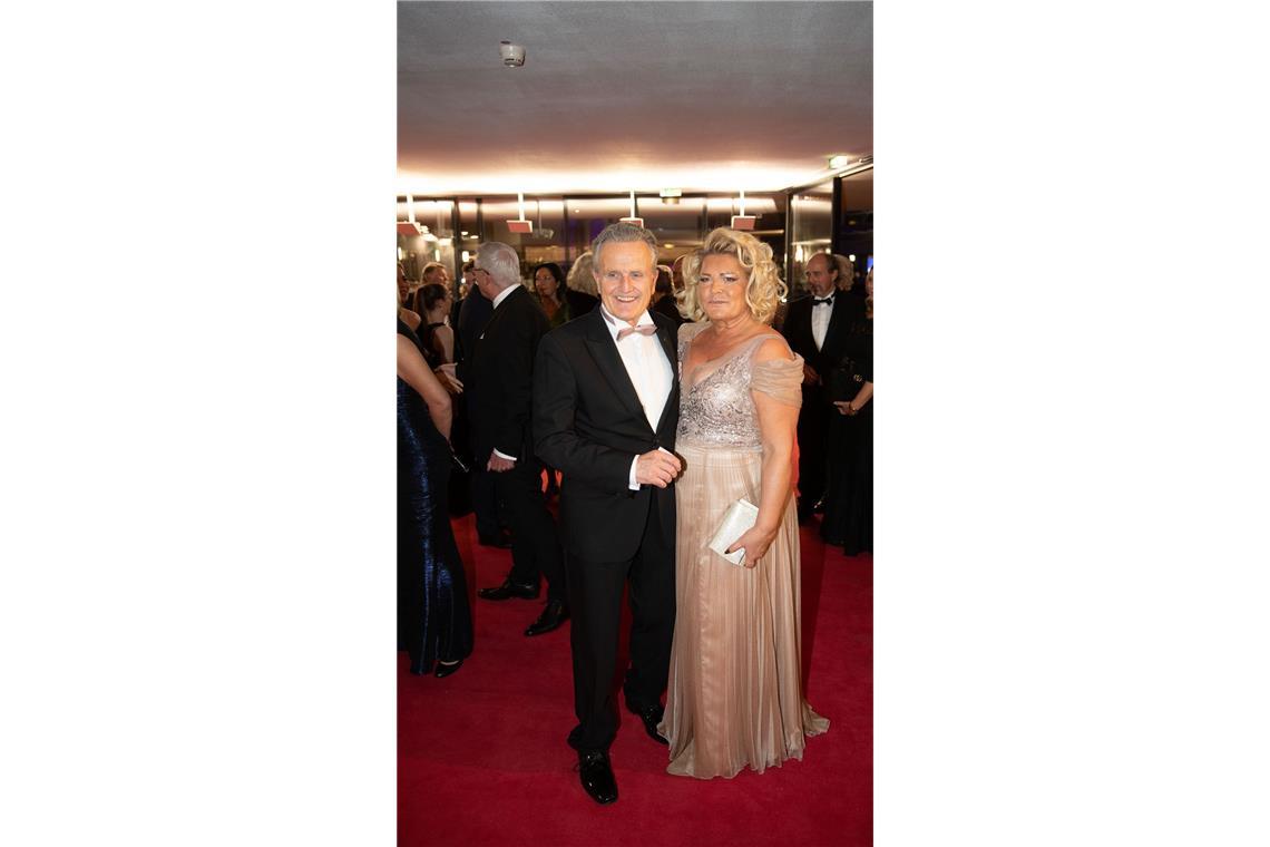 Detailverliebt: Die schimmernde Fliege von Stuttgarts Oberbürgermeister Frank Nopper korrespondierte mit dem blushfarbenen Glitzerkleid seiner Frau Gudrun.