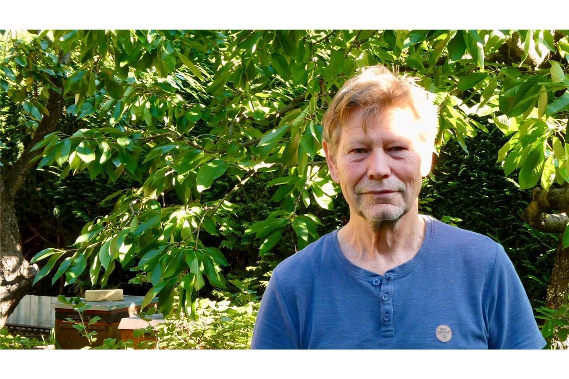 Detflef Käpnick züchtet Honigbienen in seinem Garten. (Archivbild)