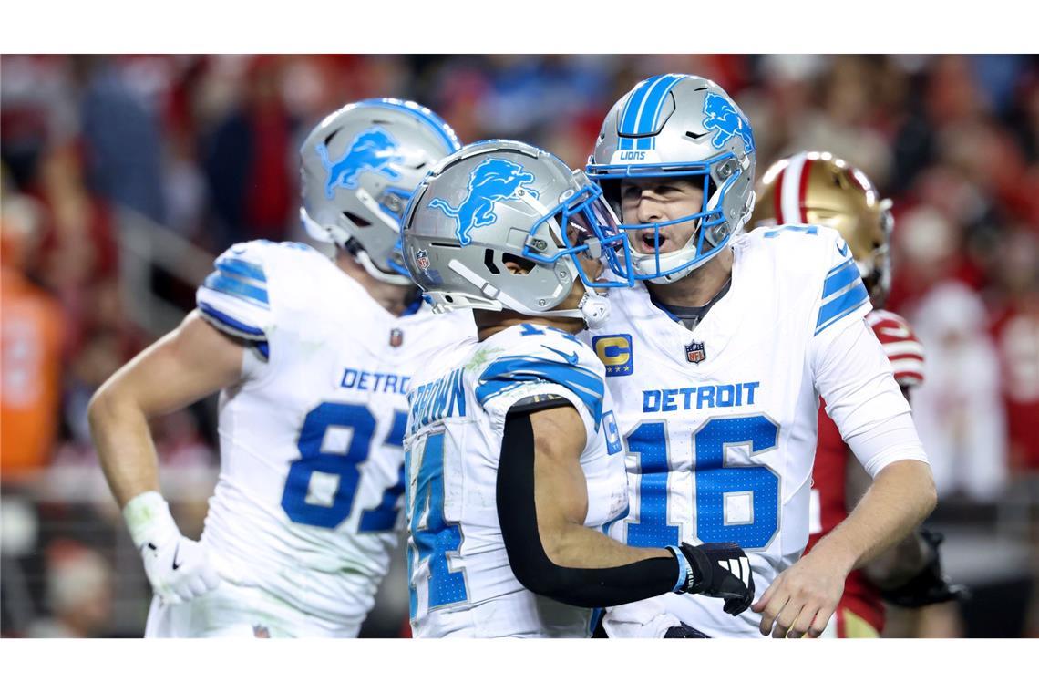 Bilder des Tages Detroit Lions-Quarterback Jared Goff (16) jubelt nach einem Touchdown-Pass zu Wide Receiver Amon-Ra St. Brown (14).