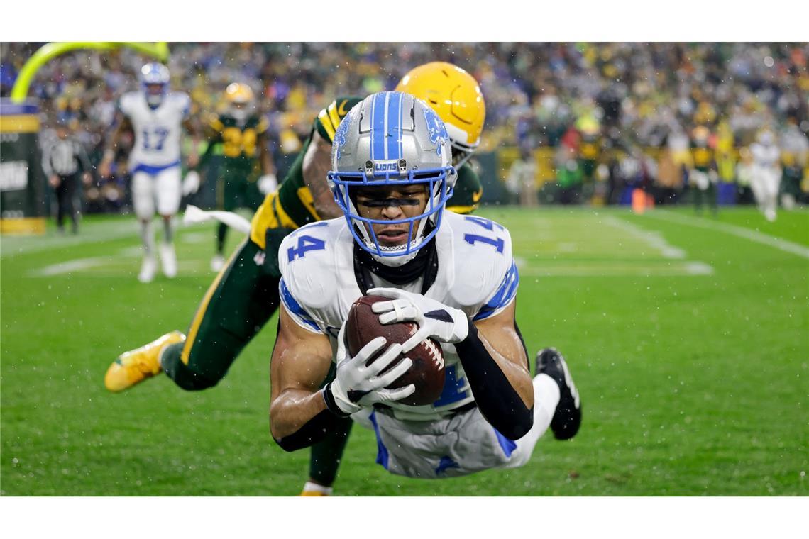 Bilder des Tages Detroit Lions Wide Receiver Amon-Ra St. Brown (14) fängt einen Touchdown vor Green Bay Packers Cornerback Keisean Nixon (25).