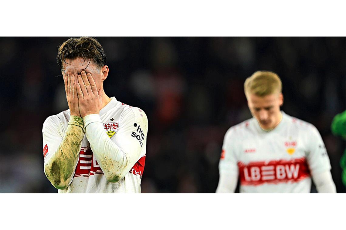 Deutliche Pleite gegen die Bayern: Die VfB-Spieler Angelo Stiller (links) und Chris Führich können es kaum fassen.