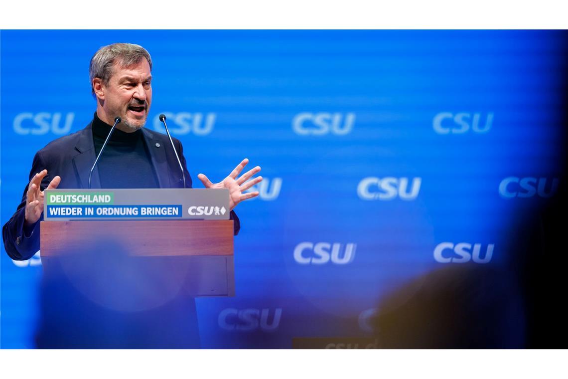 Söder legt Kirchen mehr politische Zurückhaltung nahe Deutliche Worte in Richtung Kirchen: Markus Söder auf dem CSU-Parteitag.