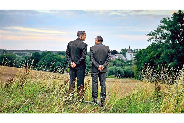 Deutsch-französisch ist auch die Besetzung des Films: Jean-Yves Berteloot spielt den französischen Präsidenten Charles de Gaulle (l.), Burghart Klaußner den deutschen Bundeskanzler Konrad Adenauer.