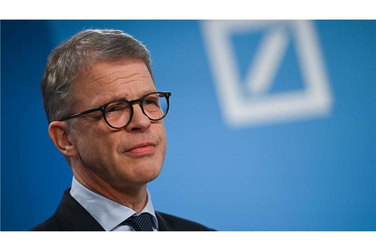 Deutsche-Bank-Chef Sewing kann mit einer Gesamtvergütung von knapp 10,5 Millionen Euro rechnen. (Archivbild)