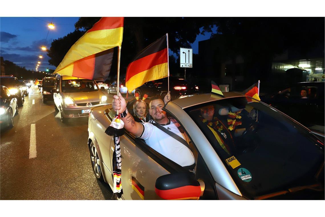 Deutsche Fans feiern den Sieg mit einem Autokorso nach dem Spiel der Fussball-Weltmeisterschaft 2018 Deutschland-Schweden, am 23. Juni 2018 in Siegen.
