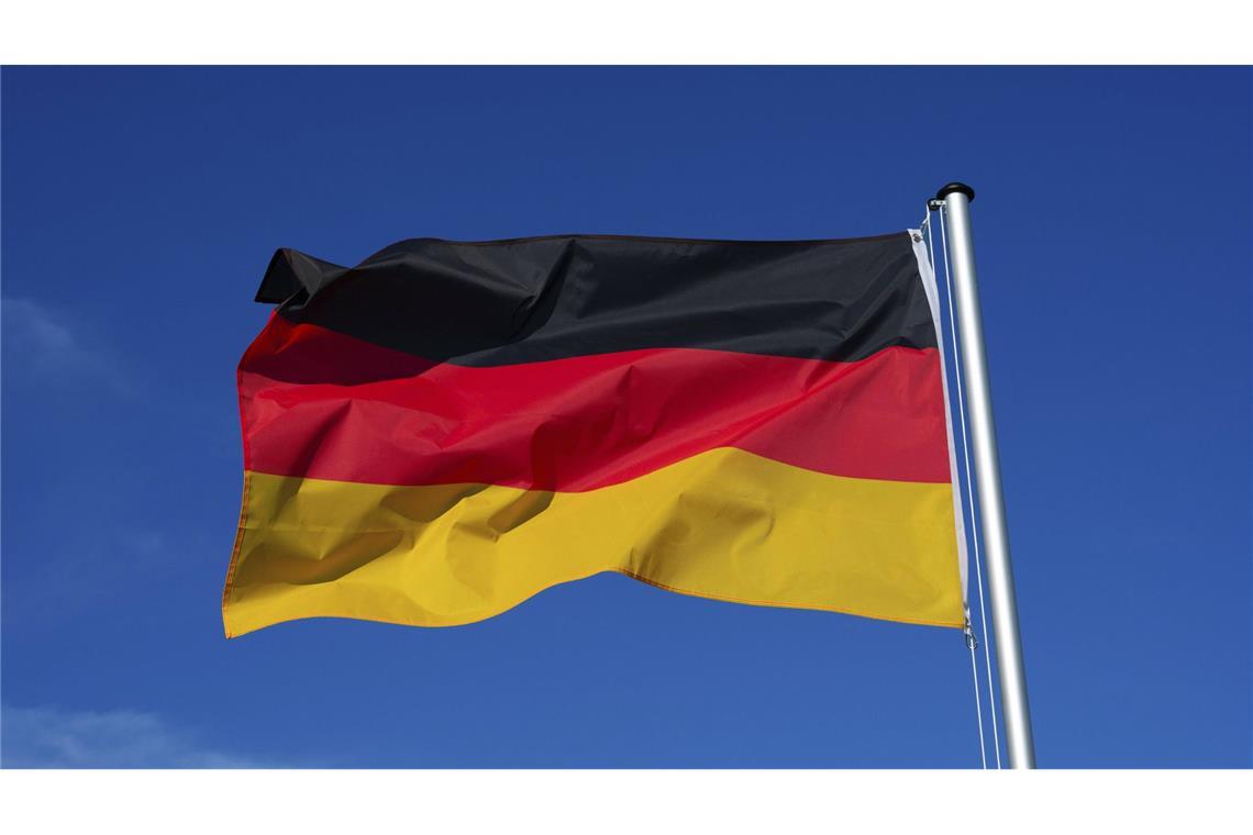 Warum wehen heute die Flaggen? Deutsche Flagge in Schwarz-Rot-Gold.